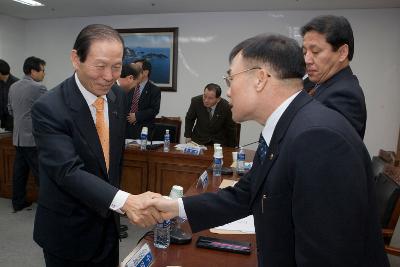 군산시체육회 이사회에 참석하여 관련인사들과 악수를 나누고 계시는 시장님2