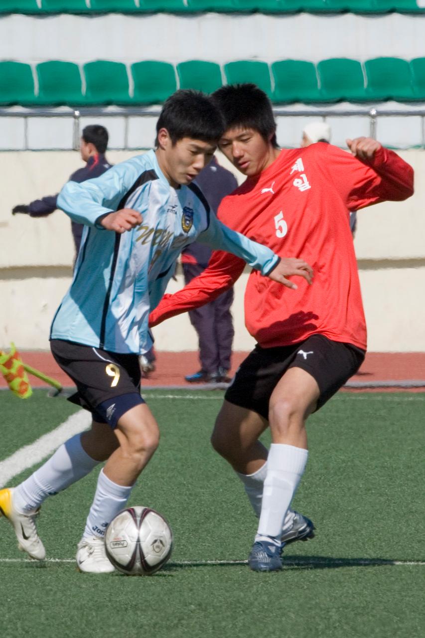 축구공을 차지하기 위해 애쓰는 선수들1