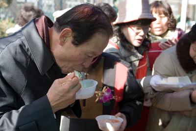 행사에서 국수를 먹고 있는 시장님과 시민들