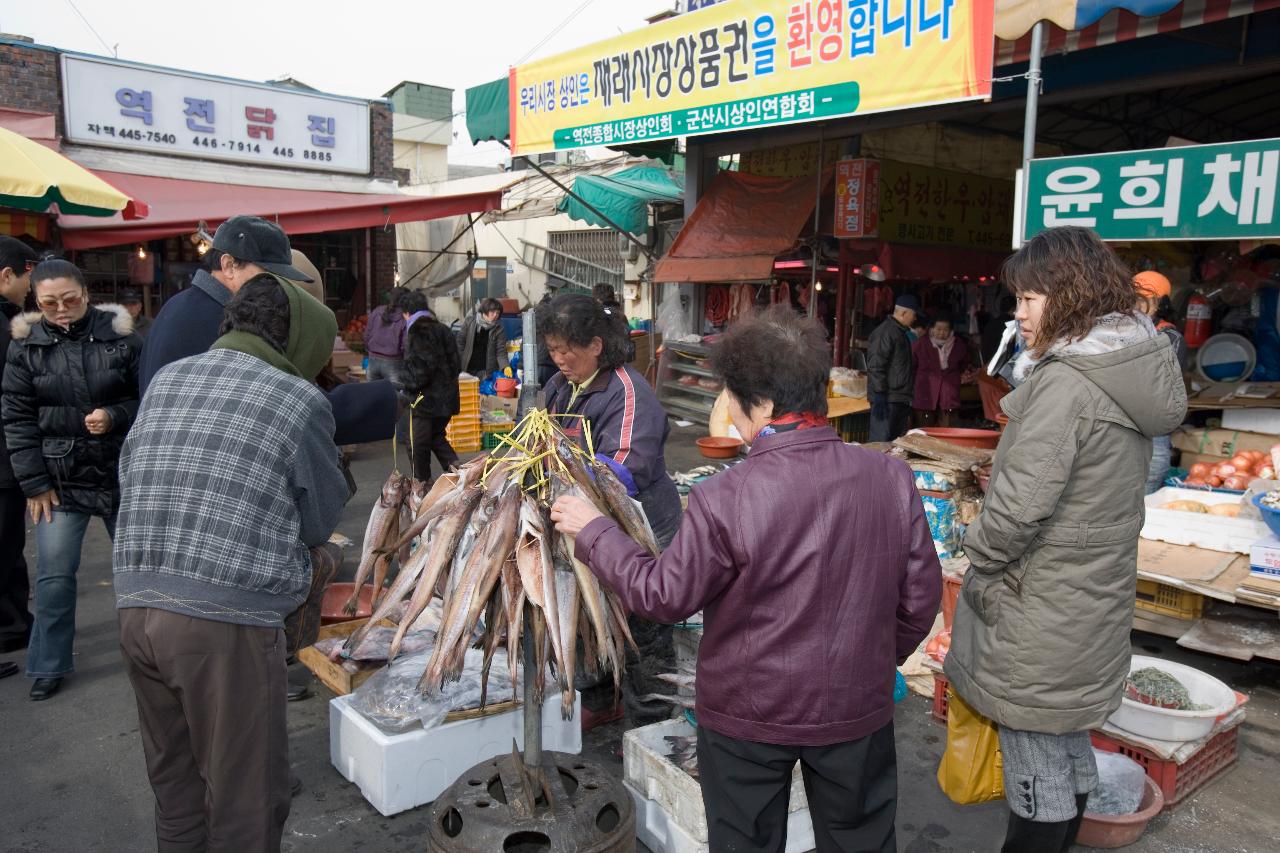 설명절 재래시장의 분주한 사람들의 모습2