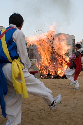 달집태우는 것을 보며 풍물놀이를 즐기고 있는 공연단