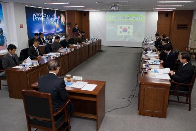 군산해양관광개발협의회에 모여 영상을 보고 계시는 시장님과 임원들1