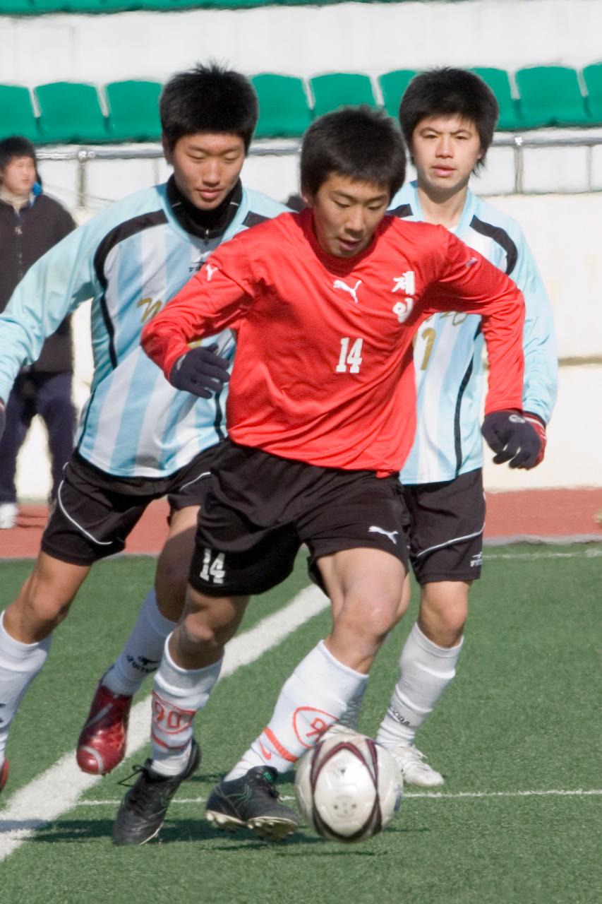 날아오는 축구공을 향해 점프하는 선수들4