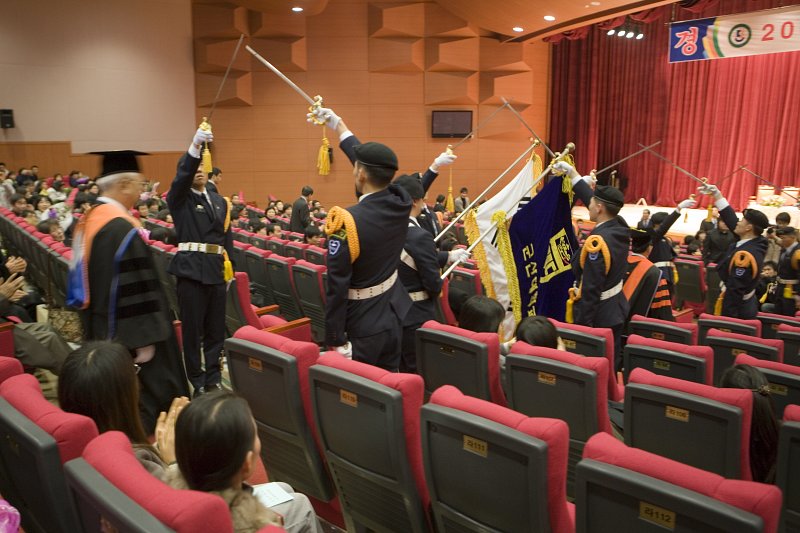 군산대학교 학위수여식에 학생들을 지나 단상위로 향하시는 총장님
