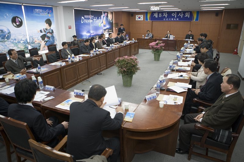 이사회를 진행하는 진행자와 테이블에 둘러 앉아 있는 시장님과 관련인사들1