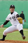 우수고교초청 야구대회에서 볼을 던지고 있는 선수1사진(00001)
