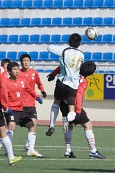 우수고교초청 축구대회에서 날아오는 축구공을 향해 헤딩을 하려고 점프하는 선수들사진(00001)