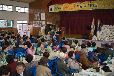 앞에 나와 말씀하고 계신 시장님과 자리에 앉아 듣고 계시는 어르신들1