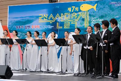 군산수산물축제에서 공연을 하고 계시는 합창단