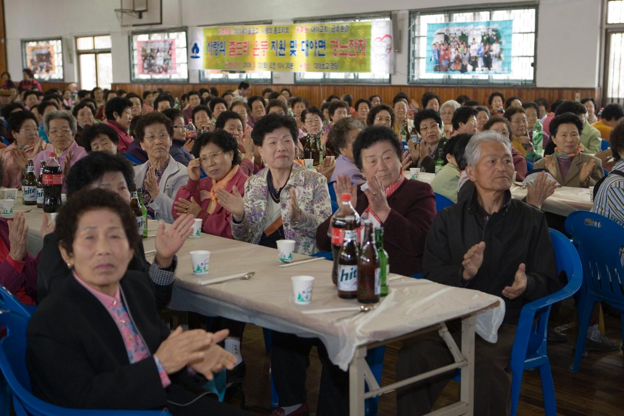 무대를 보며 박수치고 계시는 어르신들2