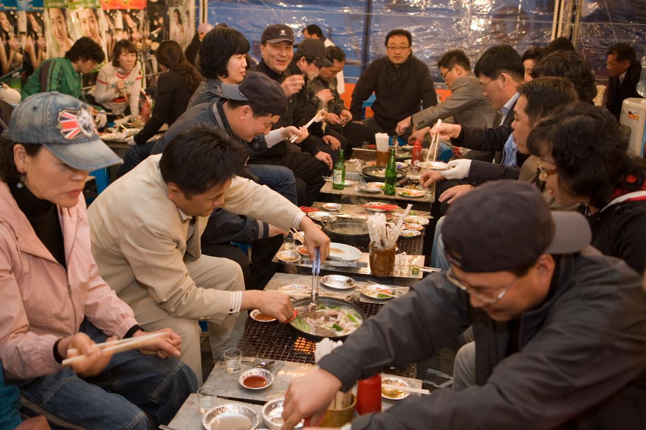 수산물축제에서 수산물을 먹으며 즐기는 사람들