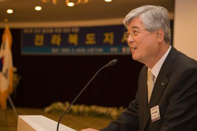 군산발전포럼 도지사특강 사회를 보고 계신 임원