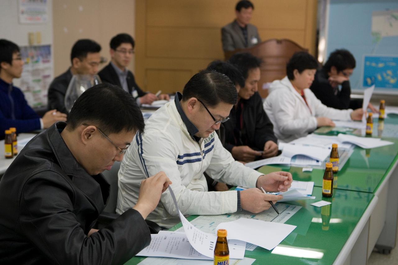 자리에 앉아 자료를 보며 주꾸미축제 입점자 교육을 받고 있는 사람들4