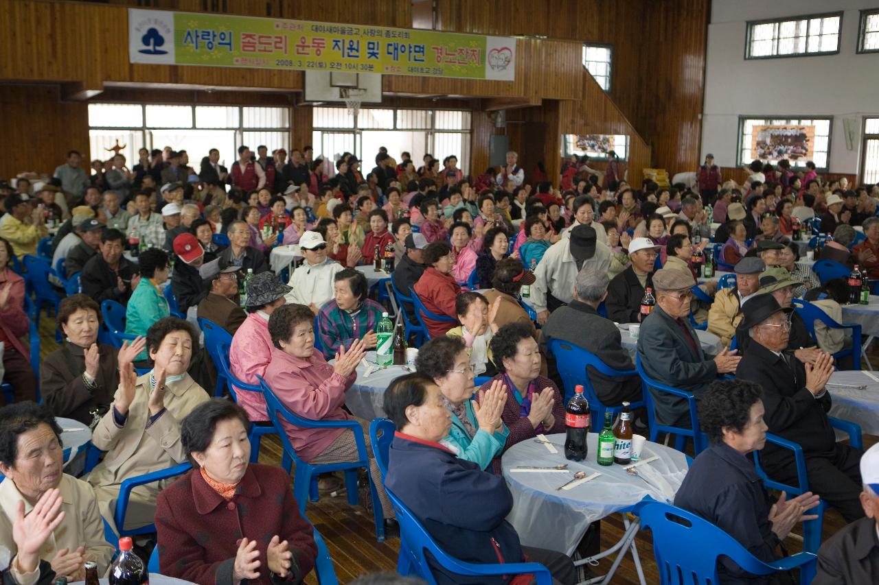 무대를 보며 박수치고 계시는 어르신들4