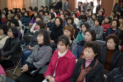 시장님의 말씀을 듣고 계시는 사람들