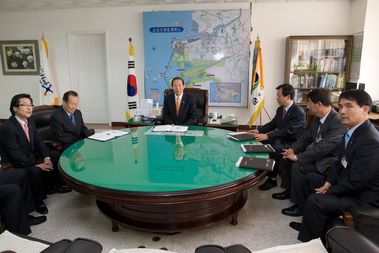 금석배축구 협약서 조인식에 모여 자리에 앉아 계신 시장님과 관련인사들