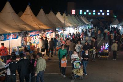 축제를 즐기며 분주하게 돌아다니고 있는 사람들3