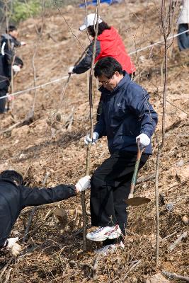 삽을 들고 나무를 심는 작업을 하고 계시는 사람들5