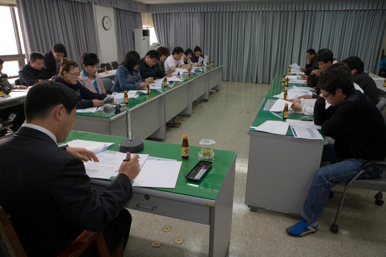 자리에 앉아 자료를 보며 주꾸미축제 입점자 교육을 받고 있는 사람들5