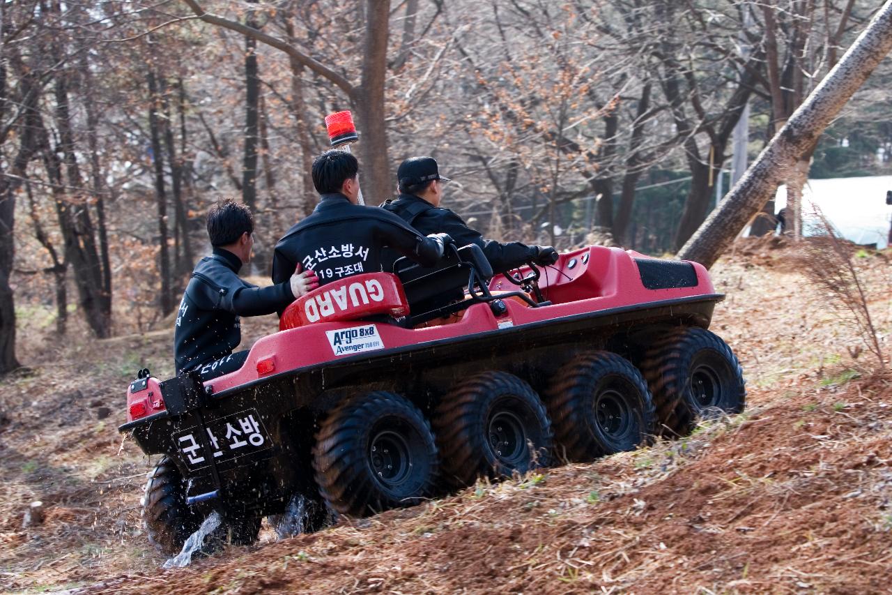 물에서 나와 달리고 있는 수륙양용차1