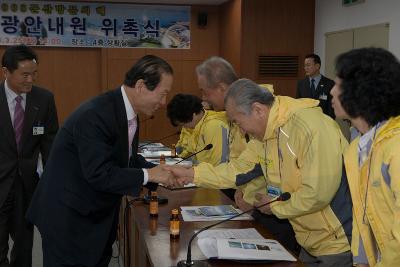 관광안내원 위촉식에 참석해 관련인사와 악수를 나누고 있는 시장님