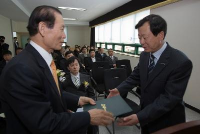 개소식에서 앞에 나와 표창장을 수여하고 계시는 시장님과 대표2