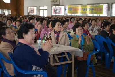 무대를 보며 박수치고 계시는 어르신들1