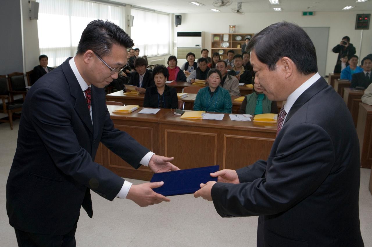 개강식에서 상을 수여하고 있는 관련인사1