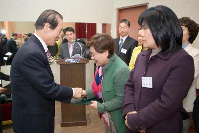 여성사회대학 개강식에 오셔서 관련인사들과 악수를 나누는 시장님