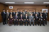 유관기관 시정설명회 기념으로 나란히 서서 사진을 찍고 있는 시장님과 임원들사진(00010)
