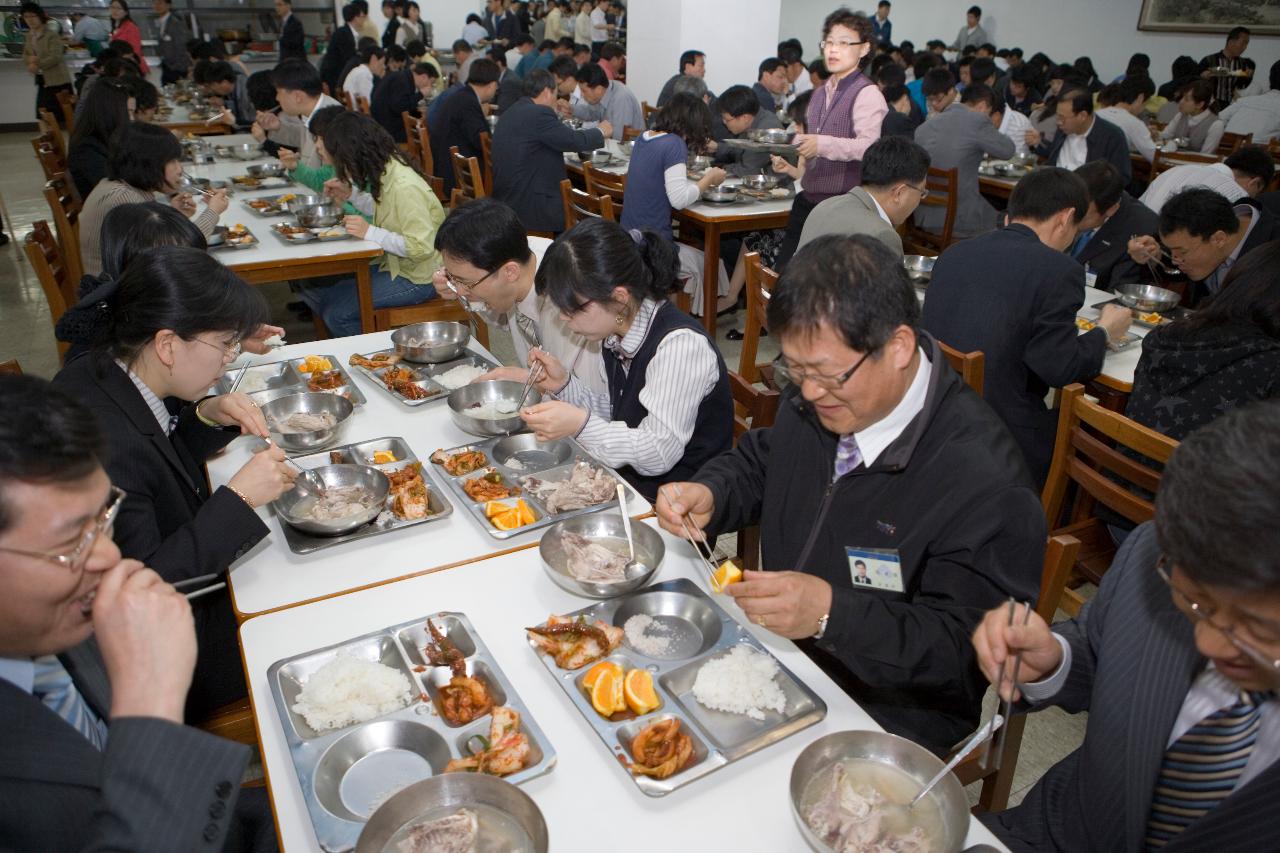 닭고기를 시식하고 있는 사람들4