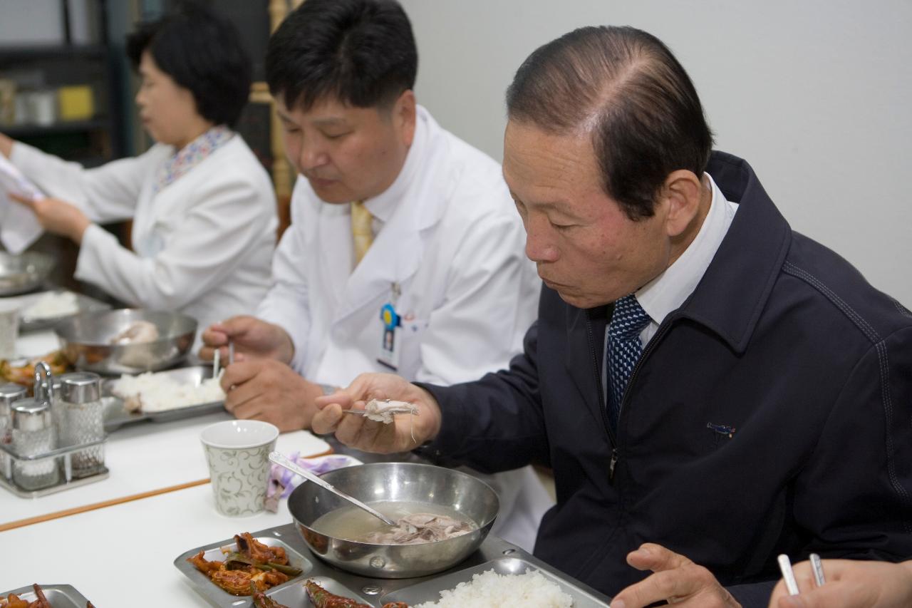 닭고기를 시식하고 있는 시장님3