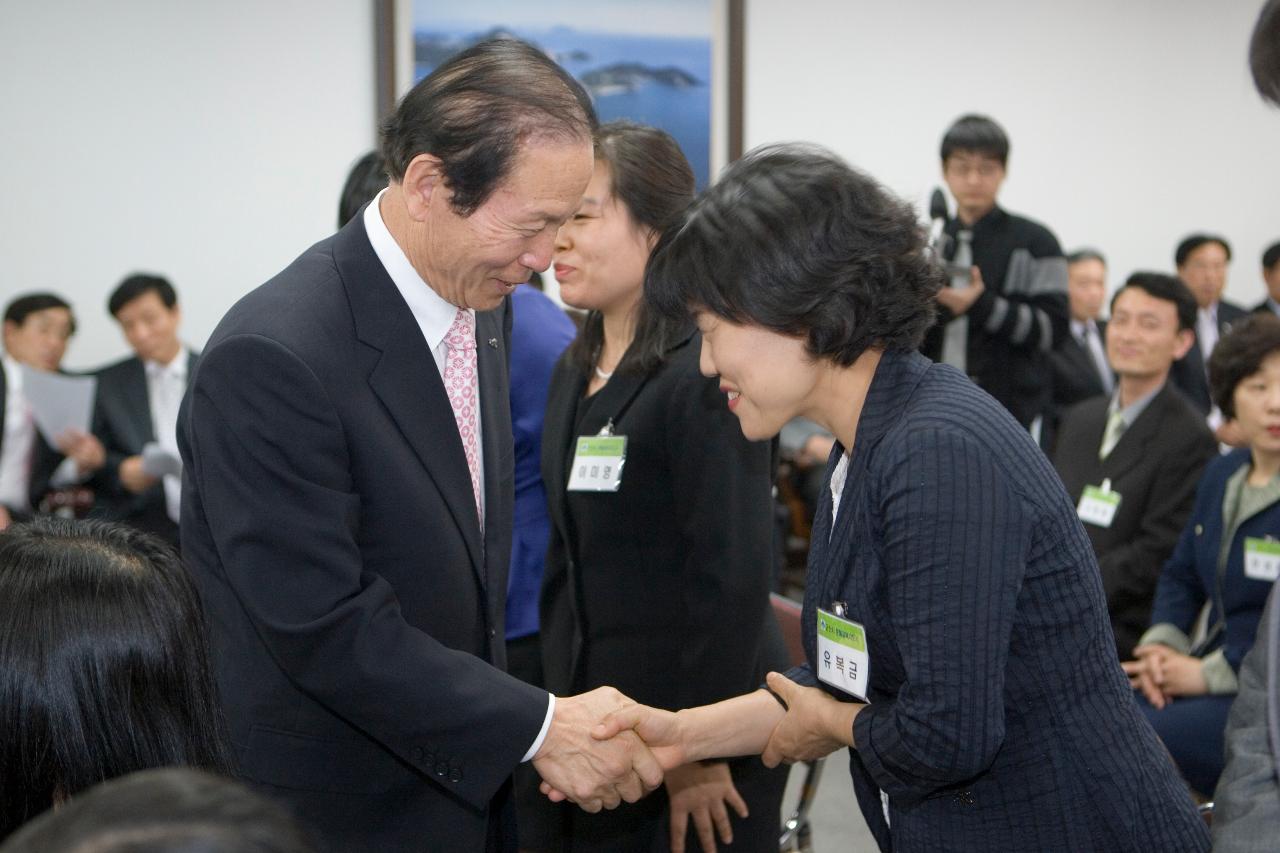 임원과 악수를 하고 계시는 시장님