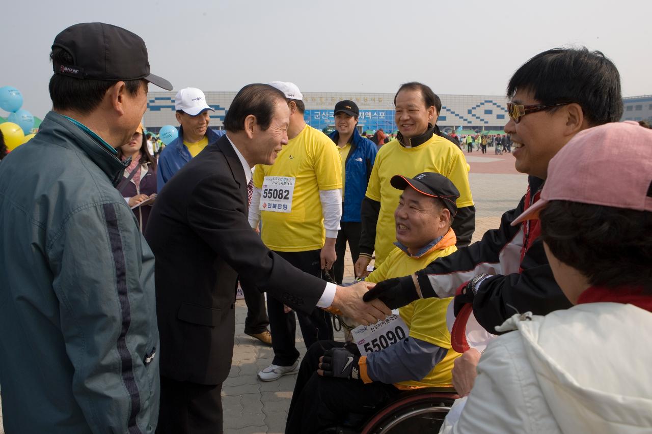 새만금마라톤대회에 참가하는 사람들을 만나 악수를 나누고 계시는 시장님