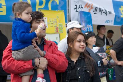 축제를 보며 즐거워하고 있는 외국인들