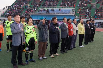 국기에 대한 경례를 하고있는 시장님과 관련인사들과 축구선수들2