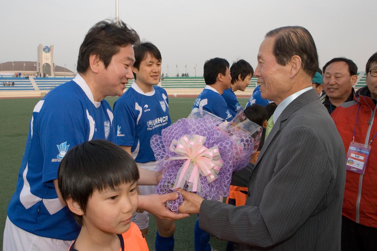 연예인선수들과 악수를 나누고 있는 시장님5