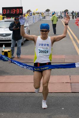 만세를 하며 결승선으로 나아오고 있는 20924번참가자