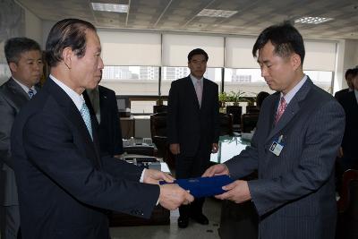 중국연대시 파견공무원 사령장을 교부하고 있는 시장님