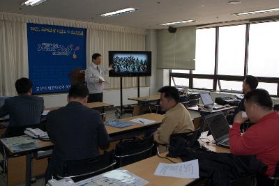 시립예술단 홍보 기자회견에서 영상을 보며 설명하고 있는 관련인사와 앉아 있는 기자들1