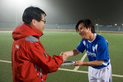 관련인사께 상패를 받고 있는 연예인축구선수