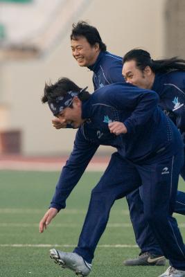 달려 나가고 있는 축구선수들2