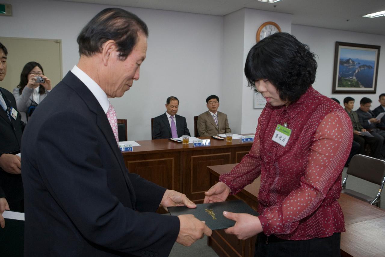 임원에게 표창장을 수여하고 계시는 시장님3