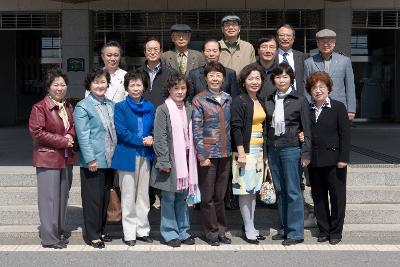 기념사진을 찍고 있는 시장님과 관련인사들