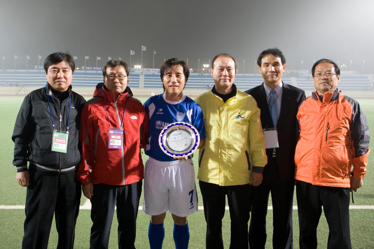 상패를 들고 기념사진을 찍고 있는 연예인축구선수와 관련인사들1