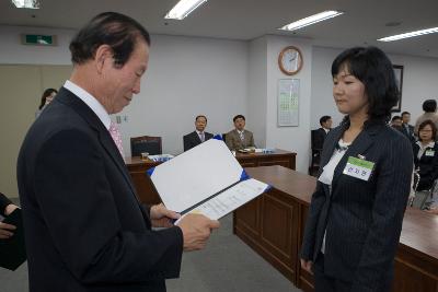 문해교육사 위촉 및 발대식에서 임원에게 표창장을 수여하고 계시는 시장님13