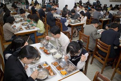 닭고기를 시식하고 있는 사람들3