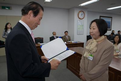 문해교육사 위촉 및 발대식에서 임원에게 표창장을 수여하고 계시는 시장님12