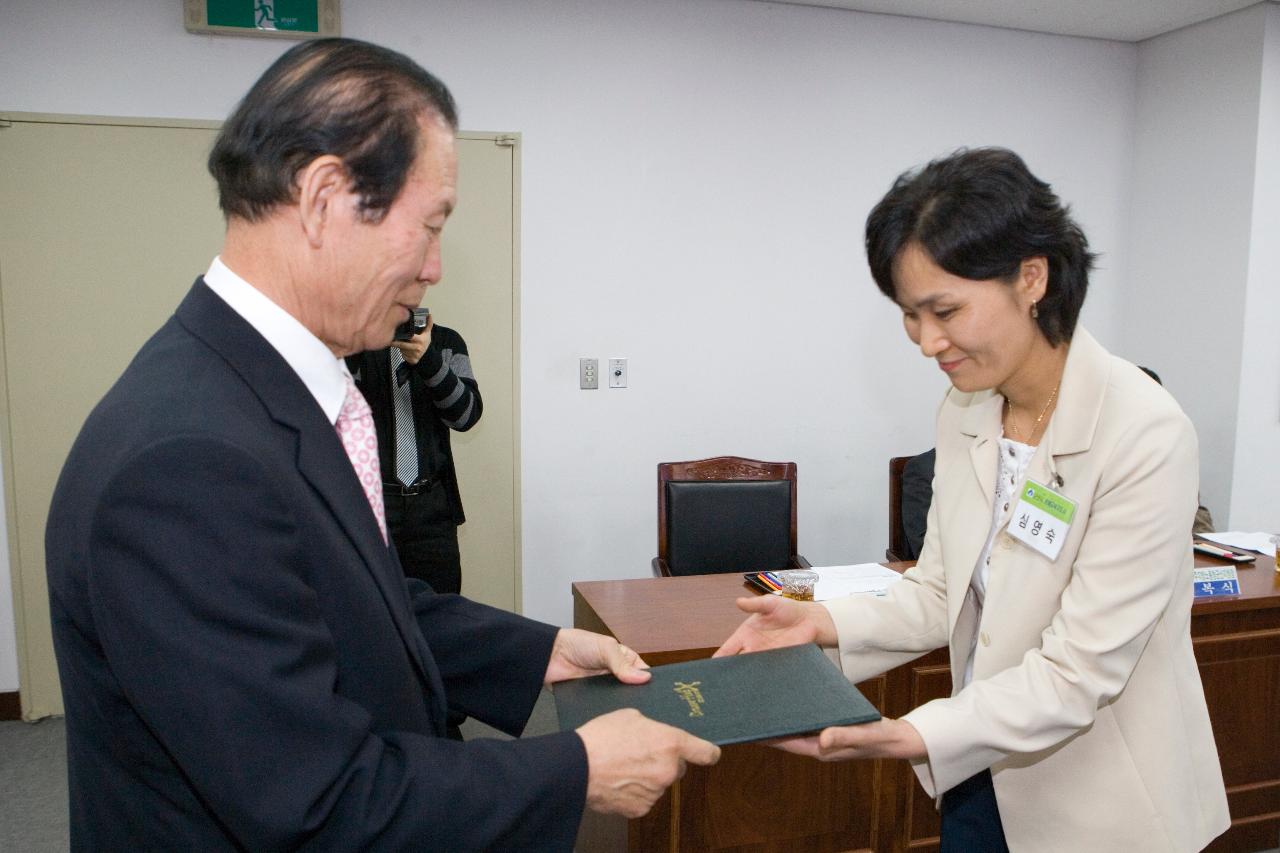 문해교육사 위촉 및 발대식에서 임원에게 표창장을 수여하고 계시는 시장님7