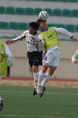 공을 향해 헤딩을 하고 있는 선수들